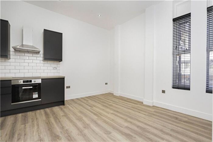 Apartment To Rent In Downs Road, London, E5
