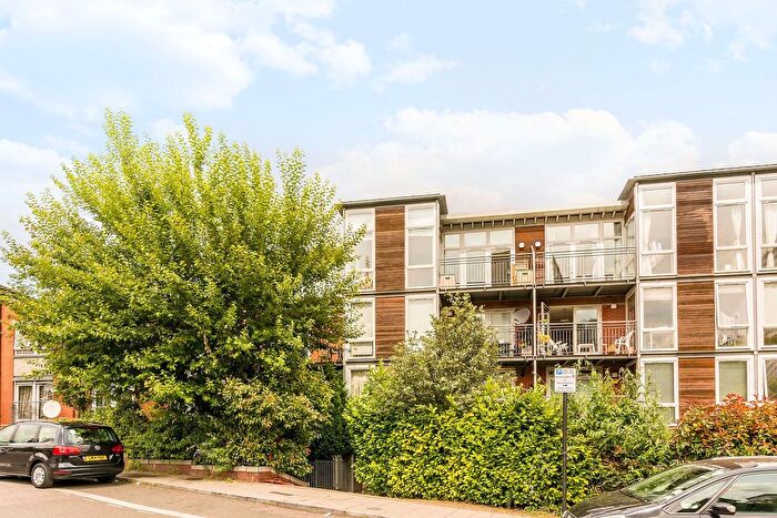 2 Bedroom Flat To Rent In Hunt Close, Holland Park, London, W11