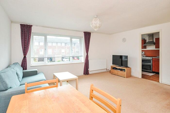 2 Bedroom Apartment To Rent In Bardsley Close, Croydon, CR0