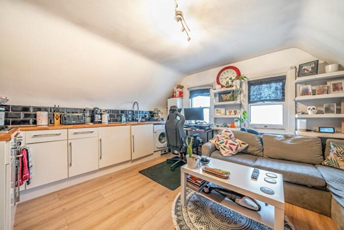 1 Bedroom Flat For Sale In Balham High Road, Balham, London, SW12