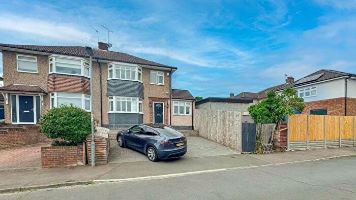 4 Bedroom Semi-Detached House To Rent In Roslyn Close, Broxbourne, EN10