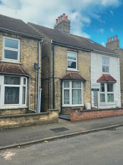 3 Bedroom Semi-Detached House To Rent In Shaftsbury Avenue, St Neots, PE19