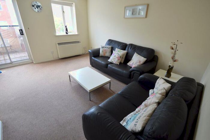 2 Bedroom Flat To Rent In Stretford Road, Hulme, Manchester, M15