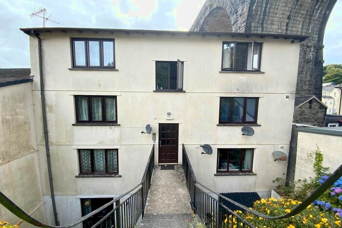 1 Bedroom Flat To Rent In Taylor Square, Tavistock, PL19