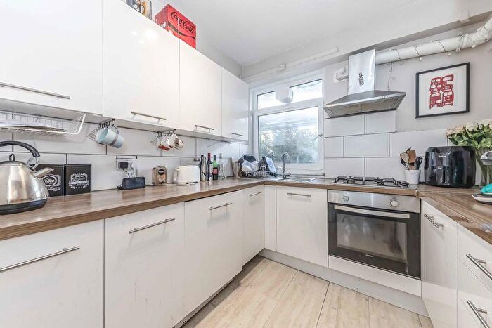 3 Bedroom Flat To Rent In St. Johns Estate, London, SE1