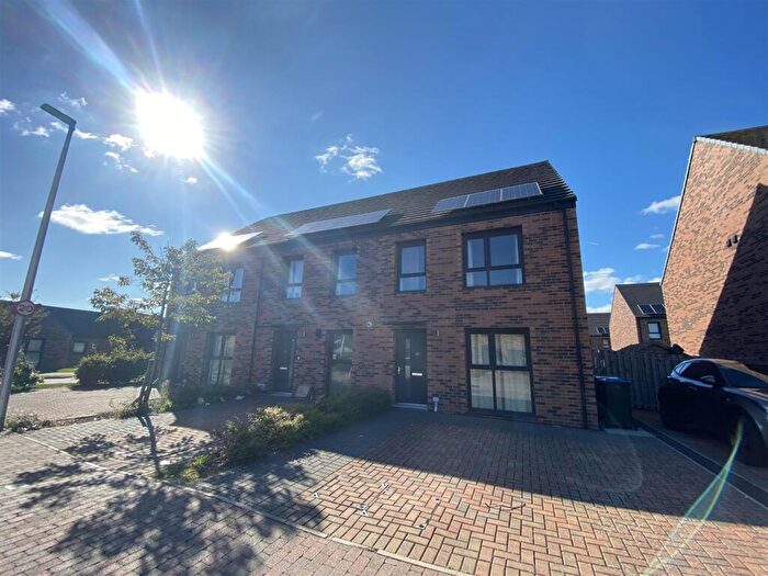 3 Bedroom End Of Terrace House To Rent In Capercaillie Drive, Perth, PH1