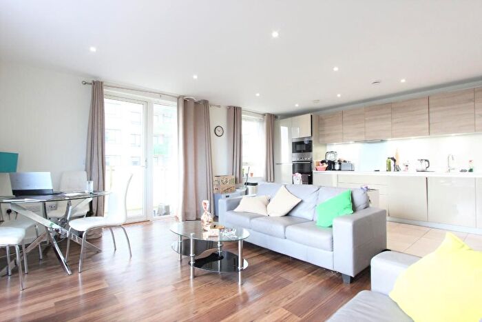 3 Bedroom Flat To Rent In Alacia Court, Palmerston Road, South Acton, London, W3