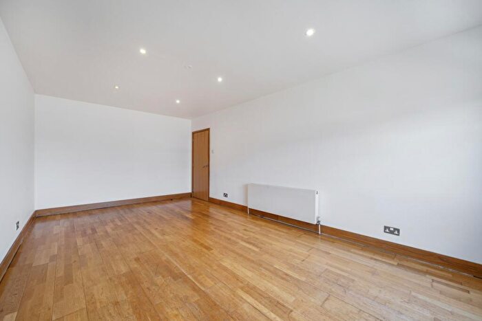 3 Bedroom Apartment To Rent In Kingsley Mews, Wapping, E1W
