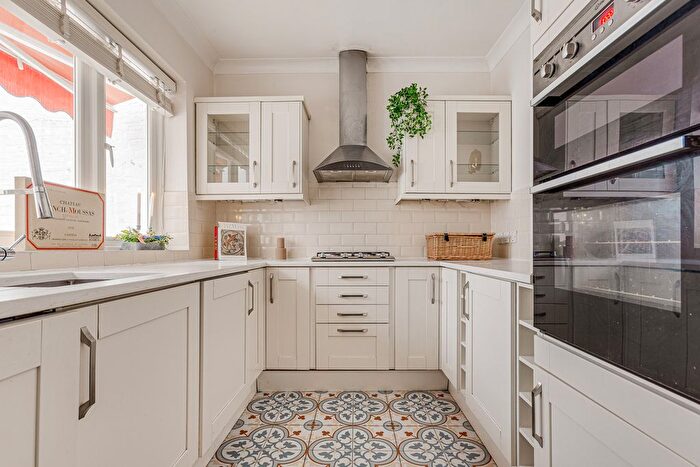 2 Bedroom Flat For Sale In Courtfield Gardens, London, SW5