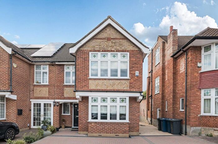 3 Bedroom Semi-Detached House For Sale In Ventnor Drive, Totteridge, N20