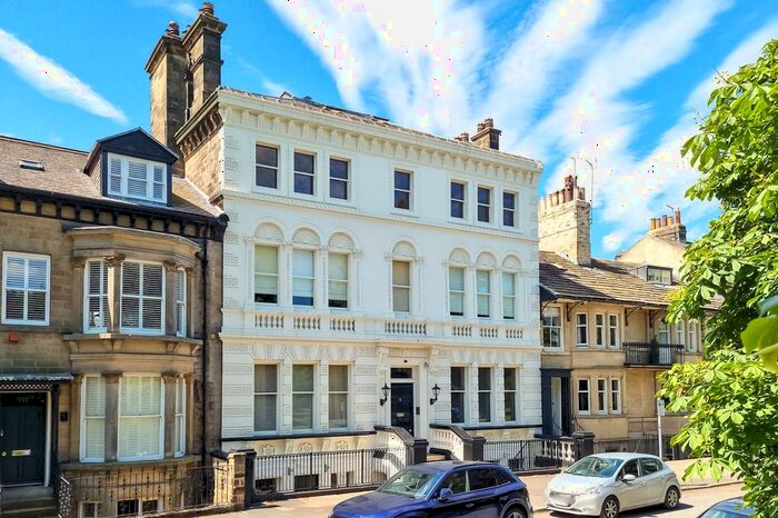 2 Bedroom Flat To Rent In Park Parade, The White House, HG1