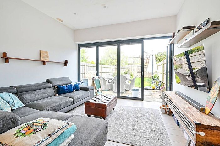3 Bedroom Flat For Sale In The Avenue, Surbiton, KT5