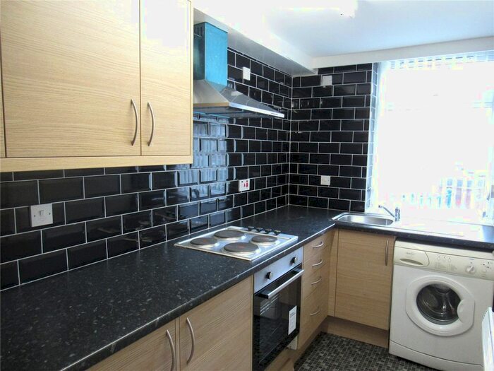 3 Bedroom Flat To Rent In Arden Grove, Ladywood, Birmingham, B16