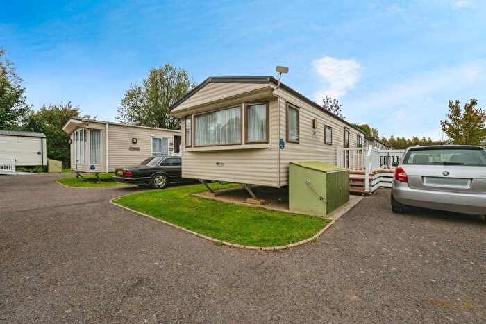 2 Bedroom Mobile/park Home For Sale In Bowleaze Coveway, Weymouth, DT3