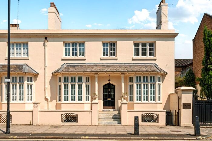 3 Bedroom Flat To Rent In Park Village West, London, NW1