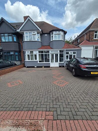 4 Bedroom Semi-detached House For Sale In Radstock Avenue, Birmingham, B36