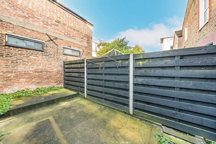 2 Bedroom Flat For Sale In Gassiot Road, London, SW17
