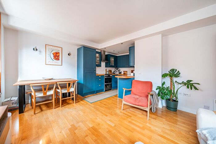 2 Bedroom Flat For Sale In Scott Avenue, London, SW15