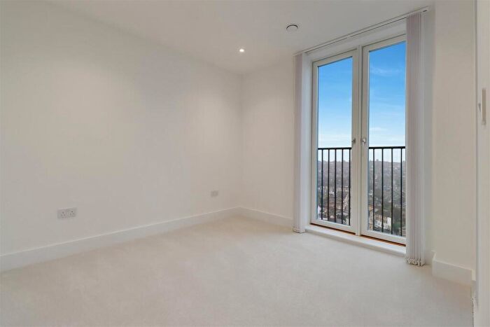 2 Bedroom Apartment To Rent In Herne Hill Road, London, SE24