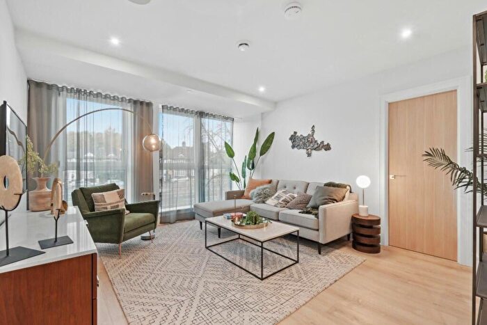 2 Bedroom Flat To Rent In Beverley Way, New Malden, SW20