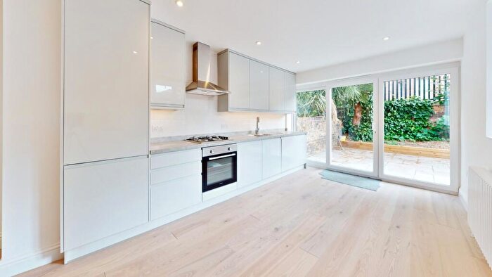 3 Bedroom Flat To Rent In Valmar Road Camberwell, SE5