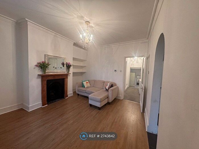 2 Bedroom Flat To Rent In Hampton Road, Hampton Hill, Hampton, TW12