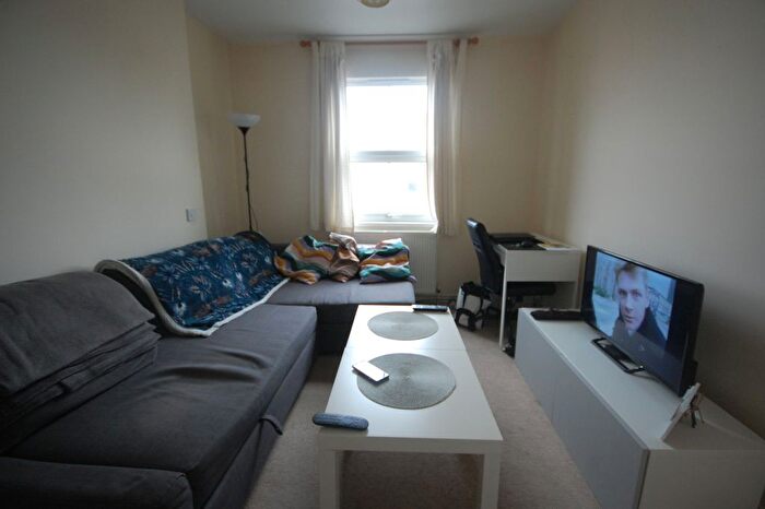 1 Bedroom Flat To Rent In Blythe Road, London, W14