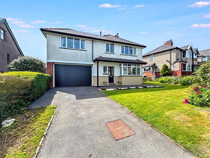 4 Bedroom Detached House For Sale In Macclesfield Old Road, Buxton, SK17