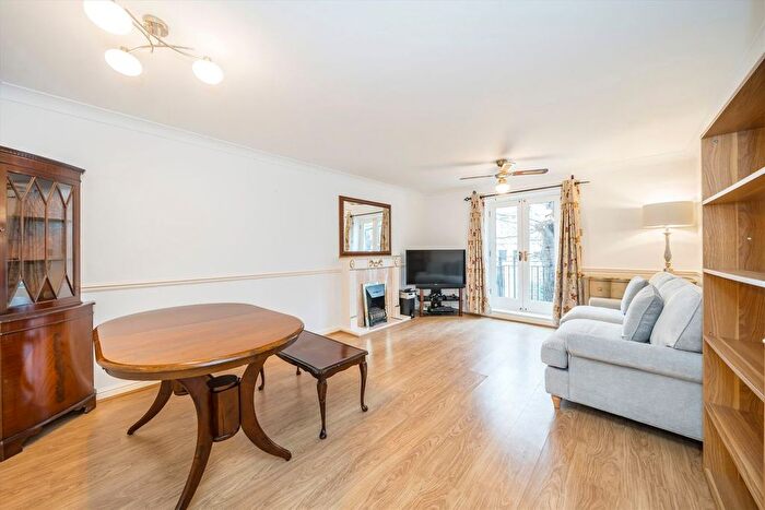 2 Bedroom Flat To Rent In Russell Road, Holland Park, W14