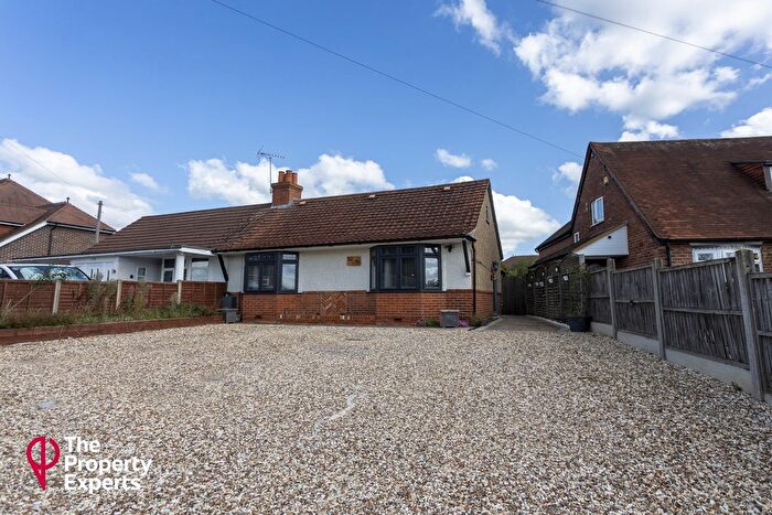 3 Bedroom Semi-detached Bungalow For Sale In Colemans Moor Lane, Reading, RG5