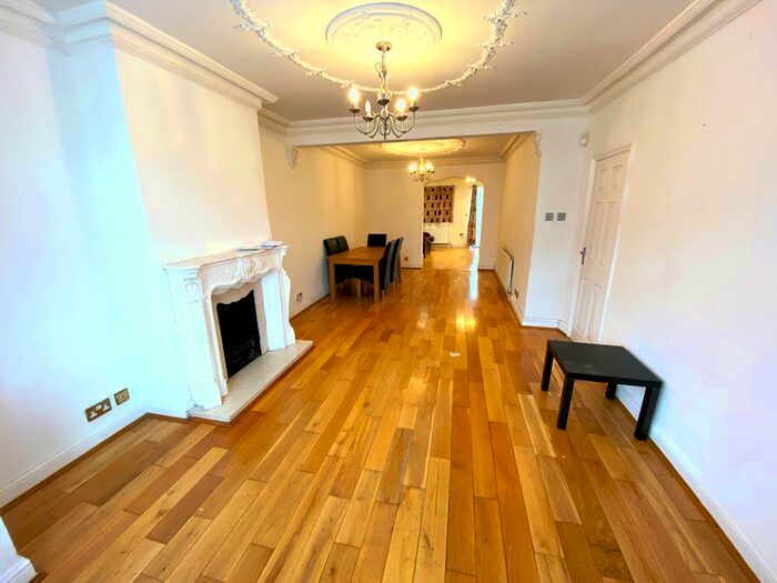 5 Bedroom Semi-Detached House To Rent In Suffolk Road, Newbury Park IG3