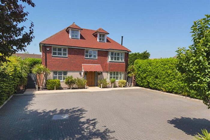 5 Bedroom Detached House For Sale In Heath Road, Coxheath, Maidstone, ME17