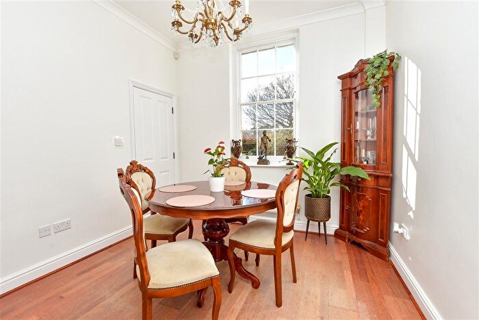 3 Bedroom Link Detached House For Sale In Tarragon Road, Maidstone, Kent, ME16