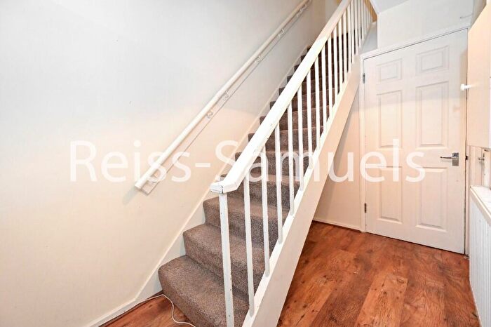 4 Bedroom Maisonette To Rent In Cooks Road, Kennington, Southwark, London, SE17