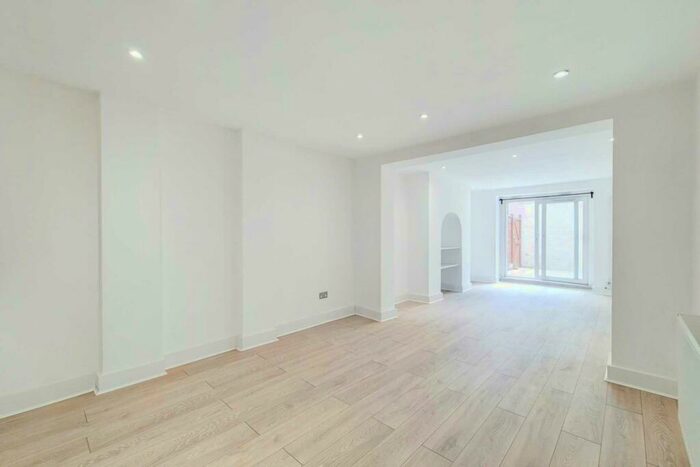 2 Bedroom Apartment To Rent In Archway Road, Highgate, N6