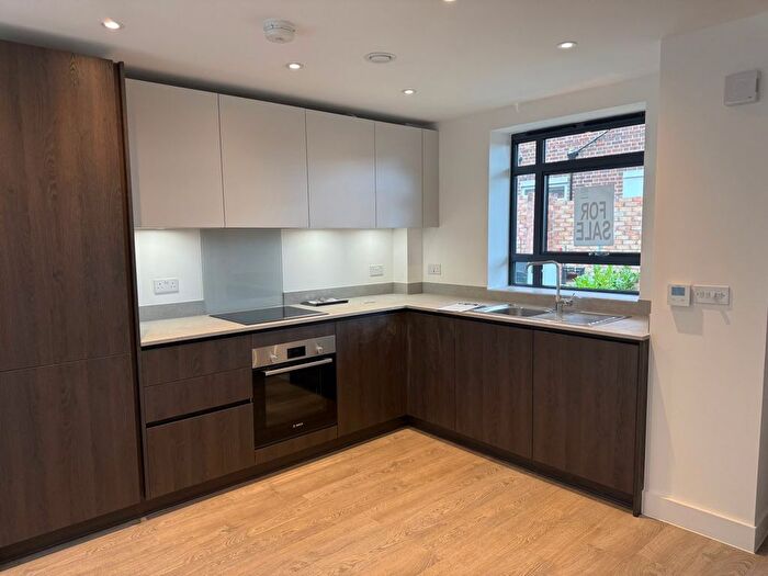 2 Bedroom Flat To Rent In Belgrave Close, Oakwood, N14