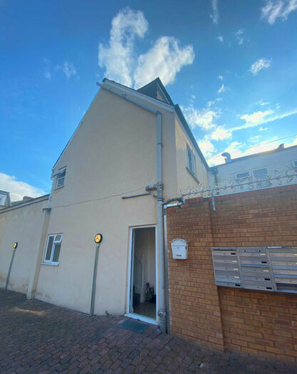 3 Bedroom Semi-Detached House To Rent In Storey House With Double Bedrooms And Separate Living Room On Clifden Rd, Off Trendy Chatswoth Rd In Hackney, E5