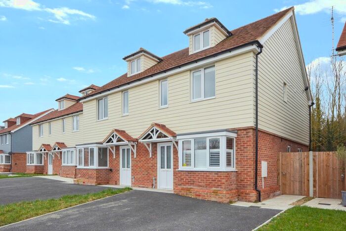 3 Bedroom Town House For Sale In Mathews Court, Warehorne Road, TN26