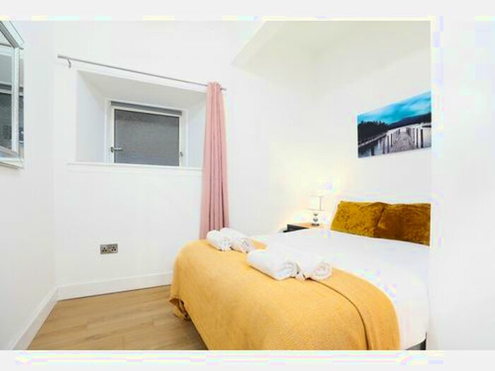 3 Bedroom Flat To Rent In Largo Place, Edinburgh, EH6