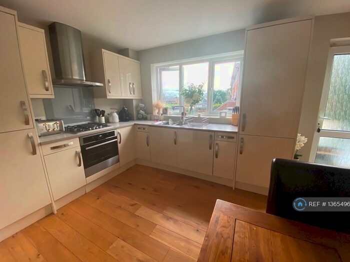 2 Bedroom Maisonette To Rent In St. Davids Close, Iver, SL0