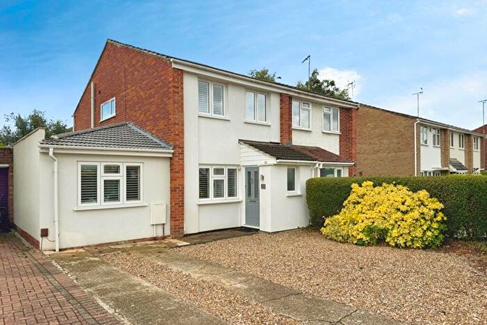 3 Bedroom Semi-Detached House To Rent In Chatsworth Ave, Wokingham, RG41