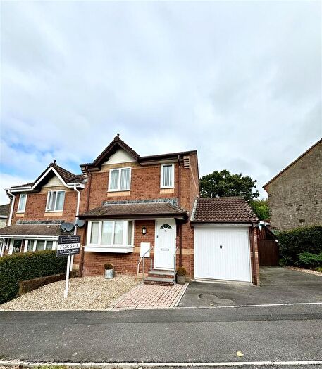 3 Bedroom Semi-Detached House To Rent In Fernbank Avenue, Woodlands, PL21
