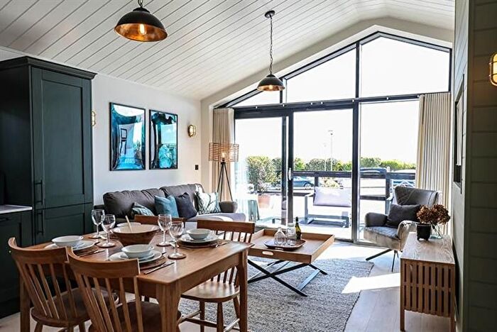 2 Bedroom Mobile/park Home For Sale In Winnards Perch, St. Columb, TR9