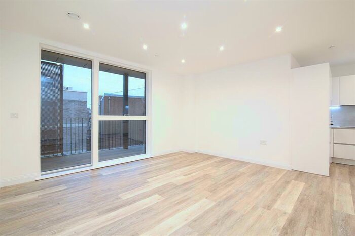 2 Bedroom Flat To Rent In Camberwell Road, London, SE5