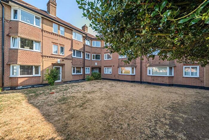 2 Bedroom Flat For Sale In South Bank, Surbiton, KT6