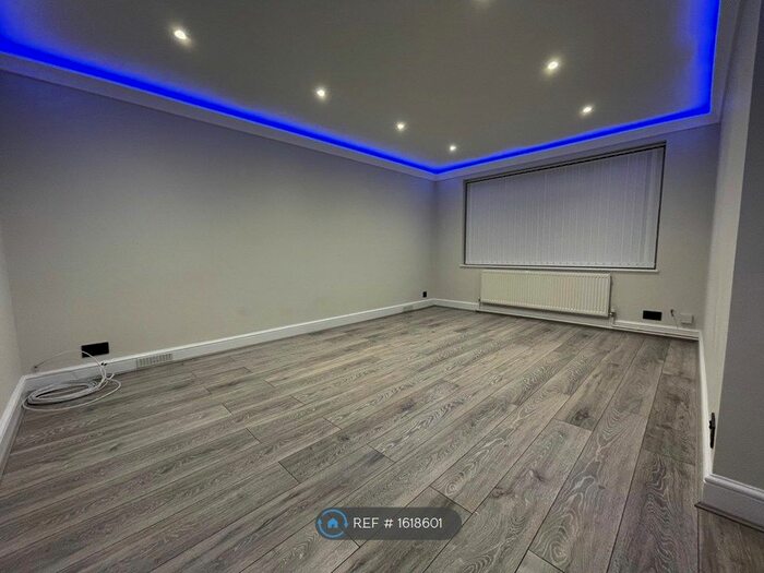 2 Bedroom Flat To Rent In Gulliver Close, Northolt, UB5