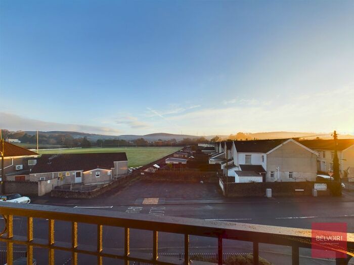 2 Bedroom Flat To Rent In Clayton Drive, Pontarddulais, Swansea, SA4