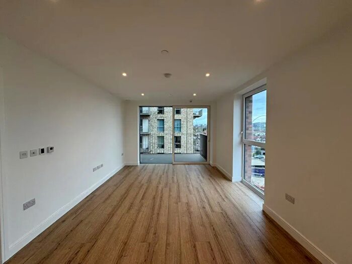 1 Bedroom Flat To Rent In Mercury Gardens, Romford, RM1