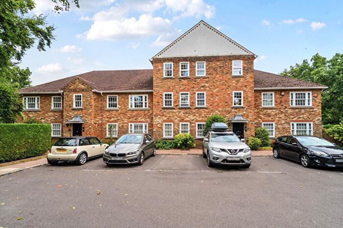 2 Bedroom Flat For Sale In Shortheath Road, Farnham, Surrey, GU9
