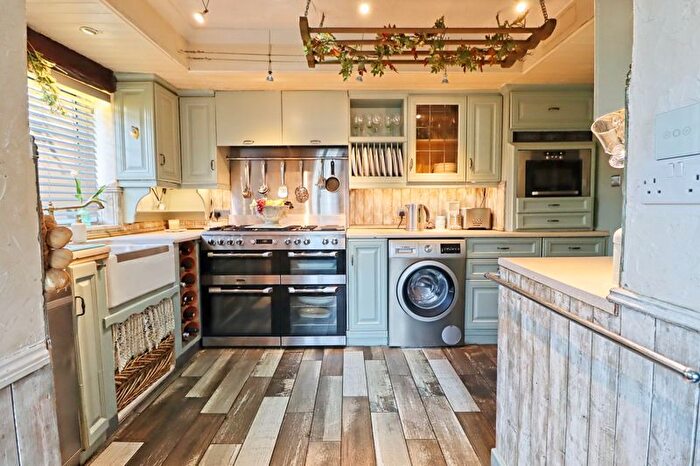 5 Bedroom Detached House For Sale In Wellington Avenue, Hullbridge, Hockley, SS5